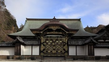 Kencho-ji 24,2012: Kenchoji Temple Kara-Mon is photoed from the front.Repair was completed in May, 2011. The figure at the time of reconstruction was reproduced.
