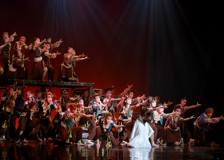 A performance by the Takarazuka Revue.